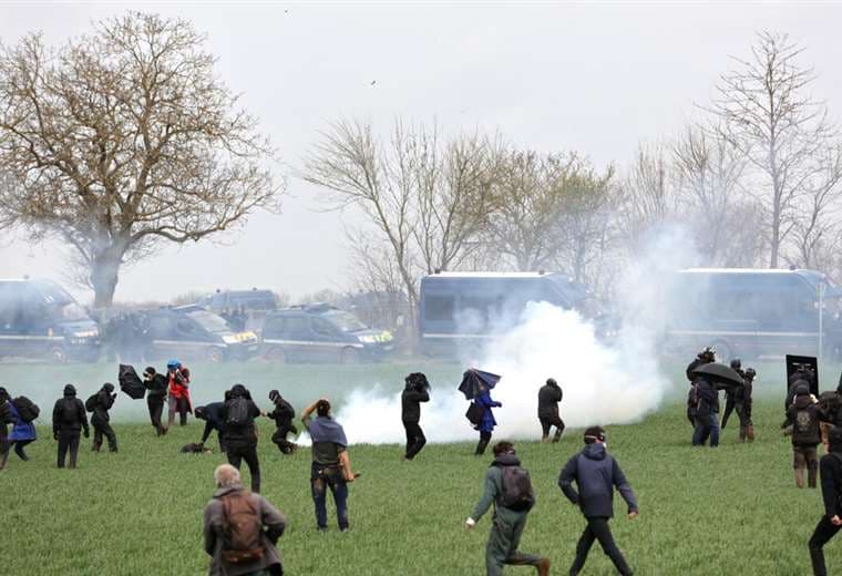 Violentos enfrentamientos en manifestación contra embalses agrícolas en Francia