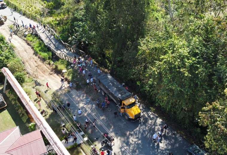 Colapso de puente Bailey en Paquera complica paso de vehículos