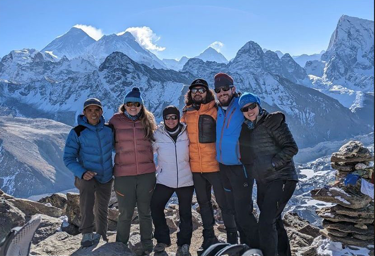 15 ticos intentan llegar al campo base del Everest