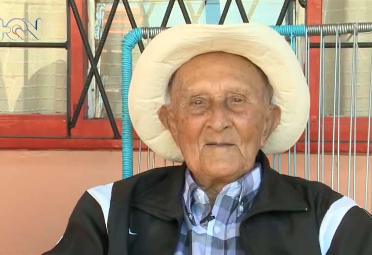 “Monchito” celebra sus 100 años trabajando en el campo