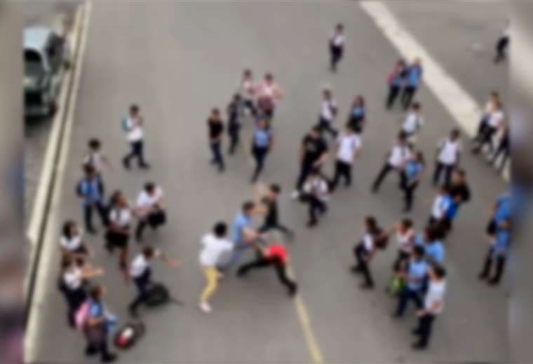 ‘Batalla campal’ entre estudiantes en medio de Ruta 32