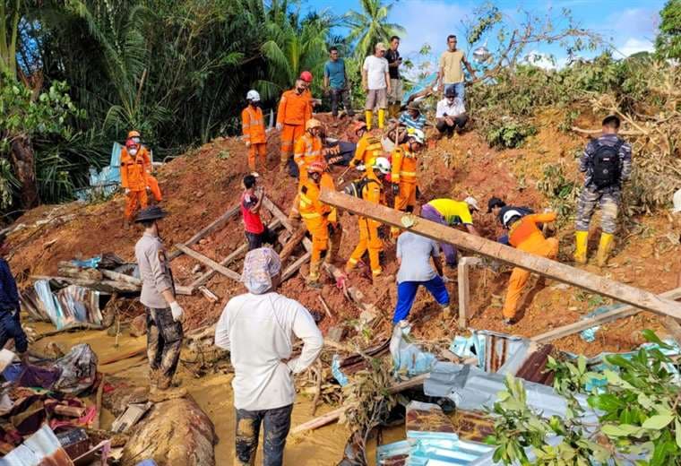 Sube a 30 muertos el balance del deslizamiento de tierra en Indonesia