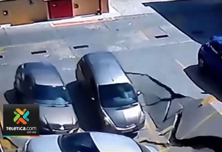 Video: Tres carros caen del techo de un centro comercial en Brasil
