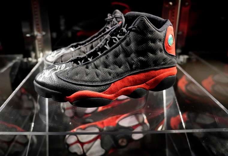 Subastan en precio récord de $2,2 millones un par de zapatillas de Michael Jordan