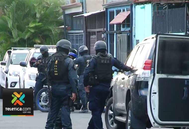 Enfrentamiento a balazos deja tres sujetos detenidos y un atrincherado en Desamparados