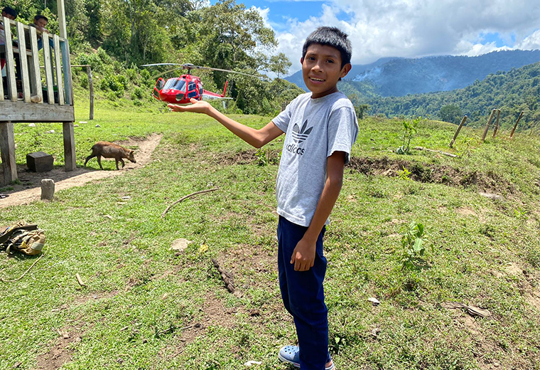 Niño indígena que sobrevivió a balazo en el pecho sueña con ser piloto