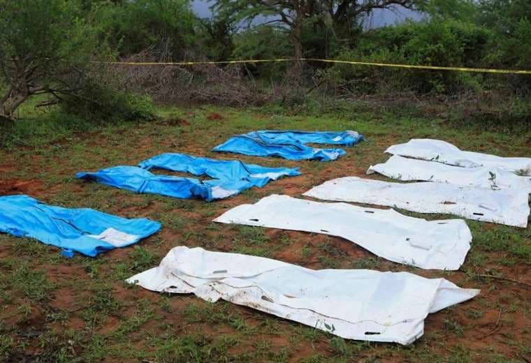Hallan decenas de cuerpos de miembros de una secta en bosque africano