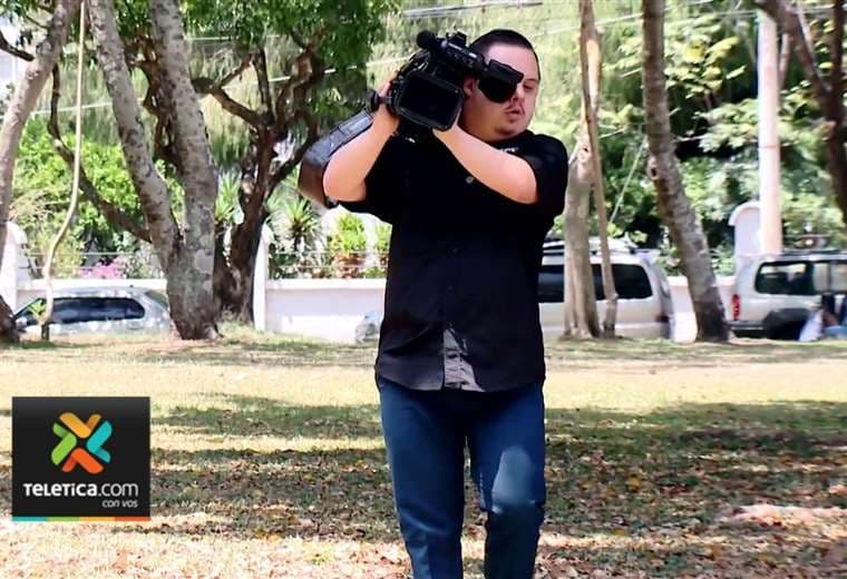 Joven con Síndrome de Down cumple su sueño de ser camarógrafo de Telenoticias