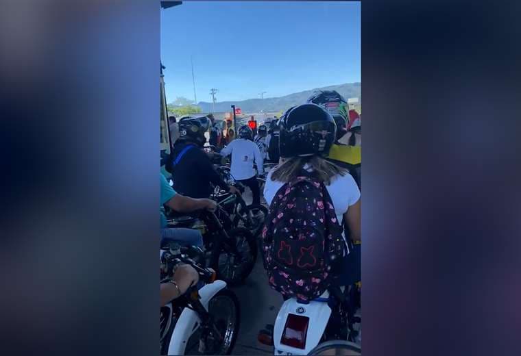 Video: Horda de motociclistas no paga peaje en Ruta 27 y agrede a trabajadores de Globalvia
