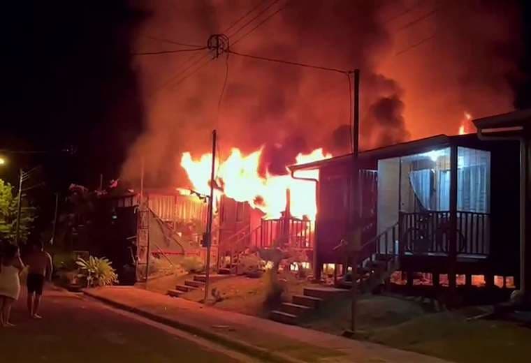 Video: Fuego consumió una casa en Batán de Limón
