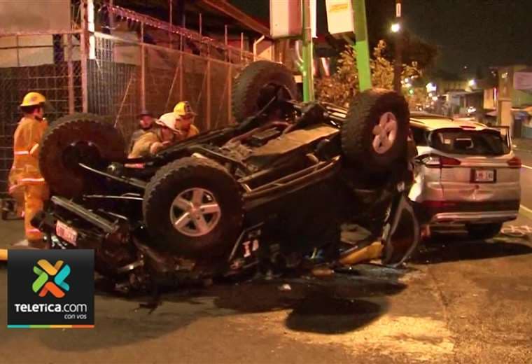 Colisión entre dos carros dejó tres mujeres heridas en San José
