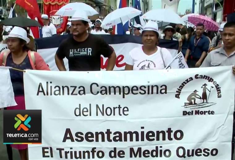 Sindicatos toman las calles con una fuerte crítica al primer año de Chaves