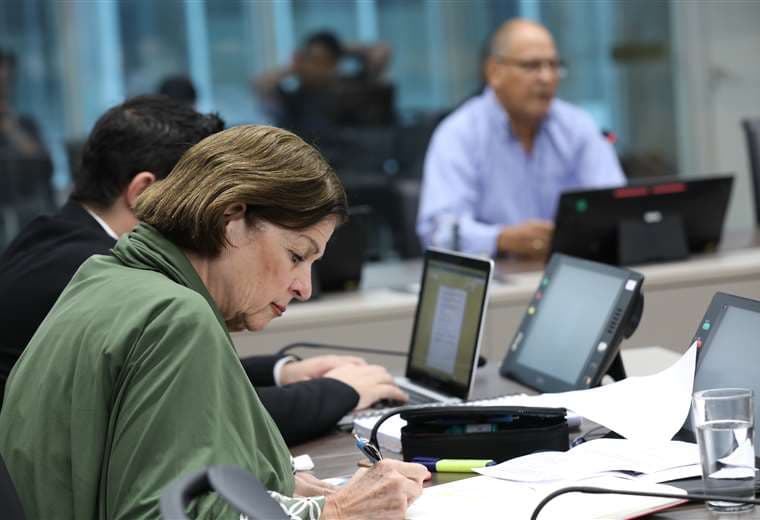 Pilar Cisneros renuncia a comisión que investiga financiamiento de partidos políticos