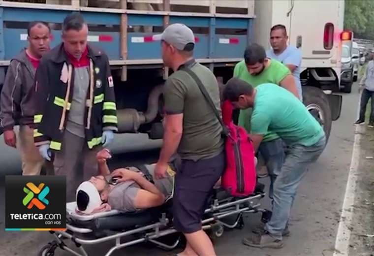 Toro que se escapó de camión accidentado en el Zurquí embiste y deja a hombre herido