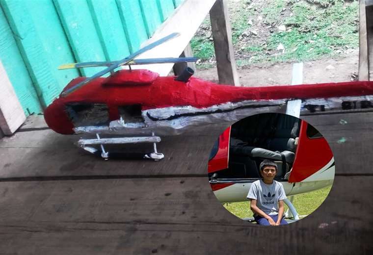 Indígena que sobrevivió a disparo construye miniatura de helicóptero que le salvó la vida