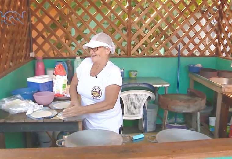 Vecinos de Tortuguero se unen para construir quiosco a vendedora ambulante