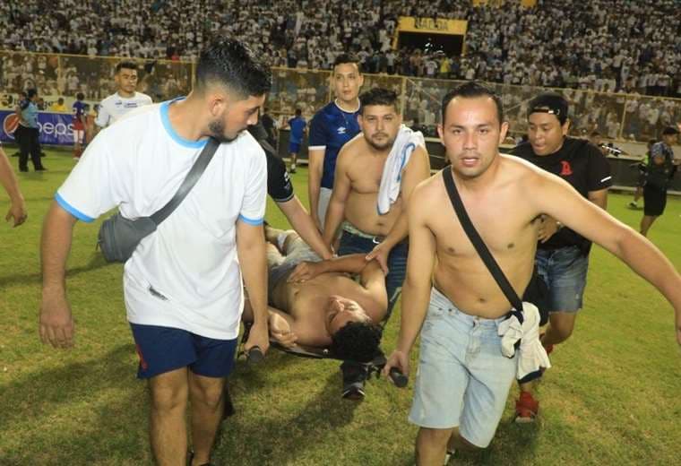 El Salvador da por finalizado torneo de fútbol por estampida mortal