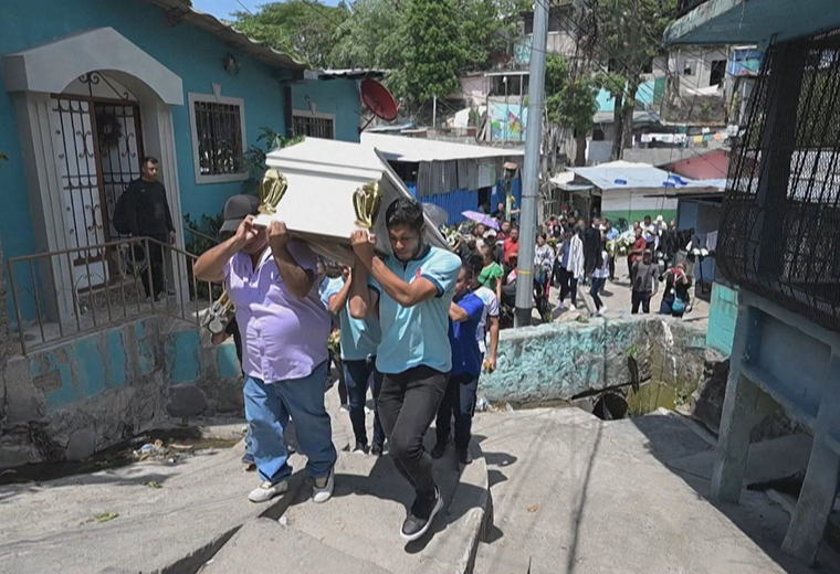 Emotivo funeral de madre que salvó a su hija de estampida en El Salvador