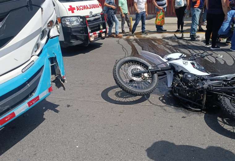 Motociclista muere tras chocar aparatosamente contra bus en Goicoechea