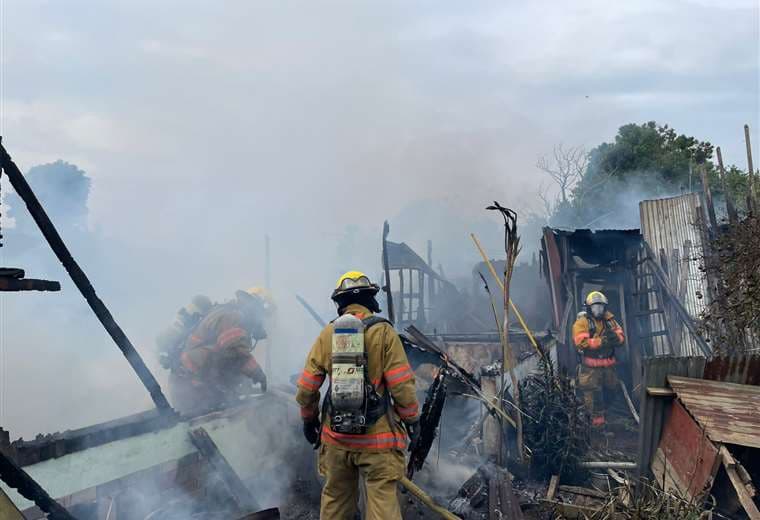 Incendio consume una casa por completo en Coronado