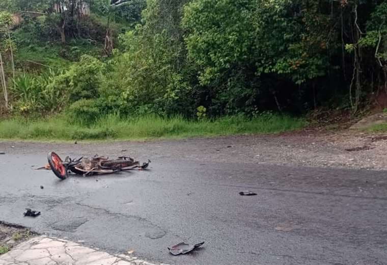 Motociclista muere al chocar contra camión cafetalero en Los Santos