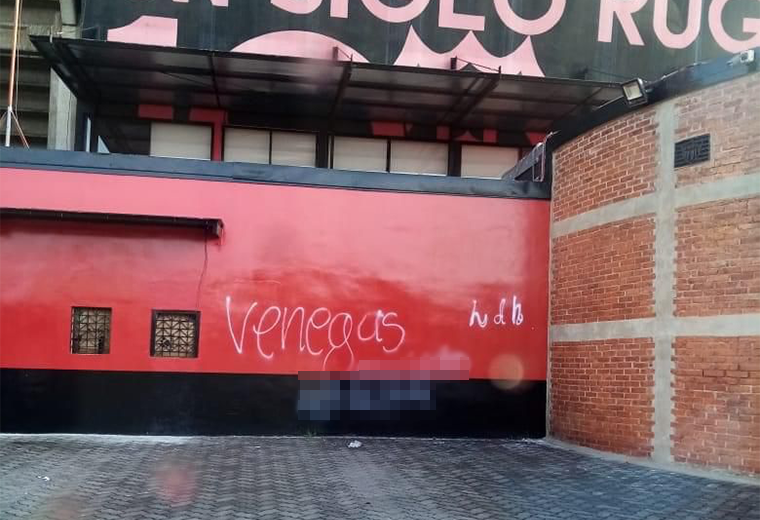Estadio Morera Soto amaneció con insulto contra Venegas en una de sus paredes