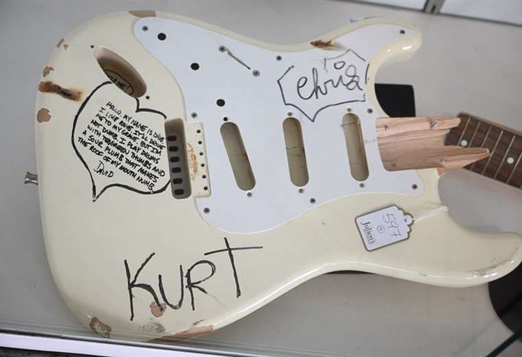 Subastarán guitarra destrozada por Kurt Cobain en EE. UU.
