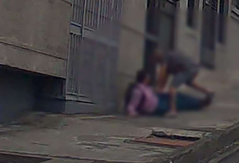 Video: Delincuente tira al suelo y asalta a persona con discapacidad en San José