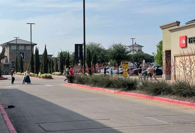 Policía de Texas responde tras reportes de tiroteo en centro comercial de EE. UU.
