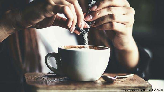 ¿Por qué la gente está echando sal al café en lugar de azúcar?