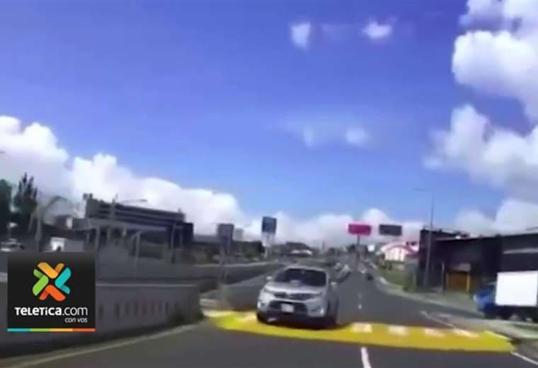 Video: Chofer se topa de frente carro contravía en rotonda de las Garantías Sociales