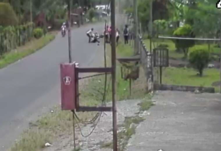 Video: Choque de motos deja varios colegiales atropellados en Pococí