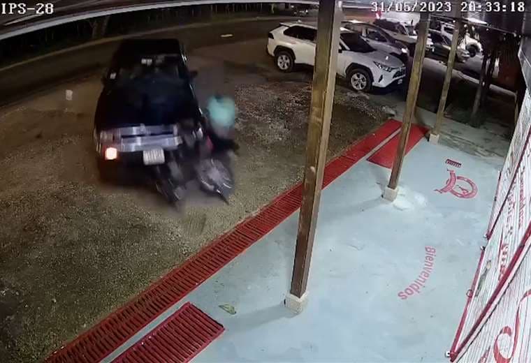 Video: Carro se mete con todo y motocicleta a carnicería tras aparatoso atropello