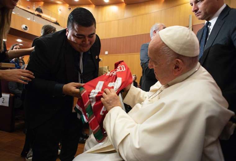 Un pedacito de Guanacasteca en el Vaticano: ADG entrega camiseta al Papa Francisco