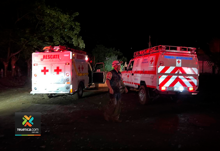 Bus con 44 personas cae a guindo en la Península de Papagayo