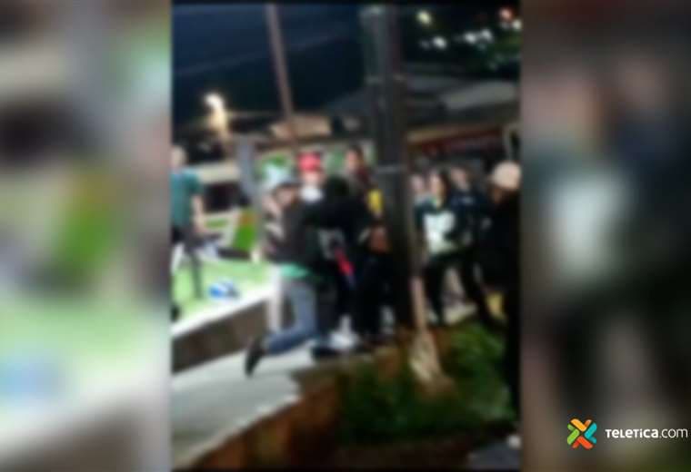 Video: Joven es apuñalado en medio de riña de estudiantes de colegio de San Ramón
