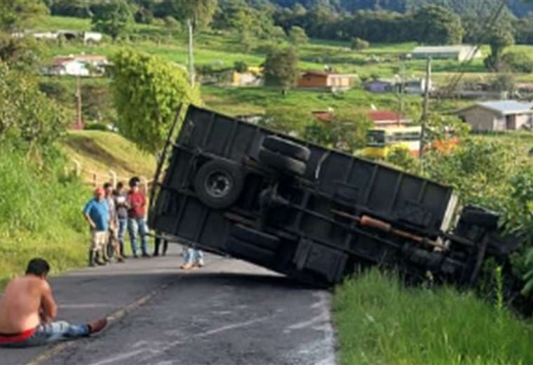 Camión agrícola vuelca con 13 trabajadores dentro y dos sufren heridas graves