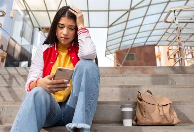 Estudio revela que mujeres jóvenes son más propensas a ansiedad provocada por redes sociales 