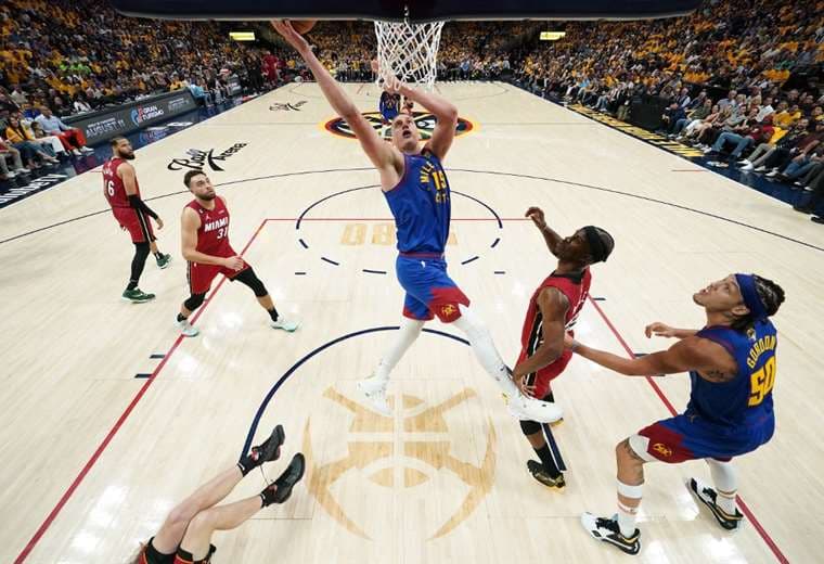 Jokic impone su ley en primer triunfo de Nuggets en las Finales de la NBA