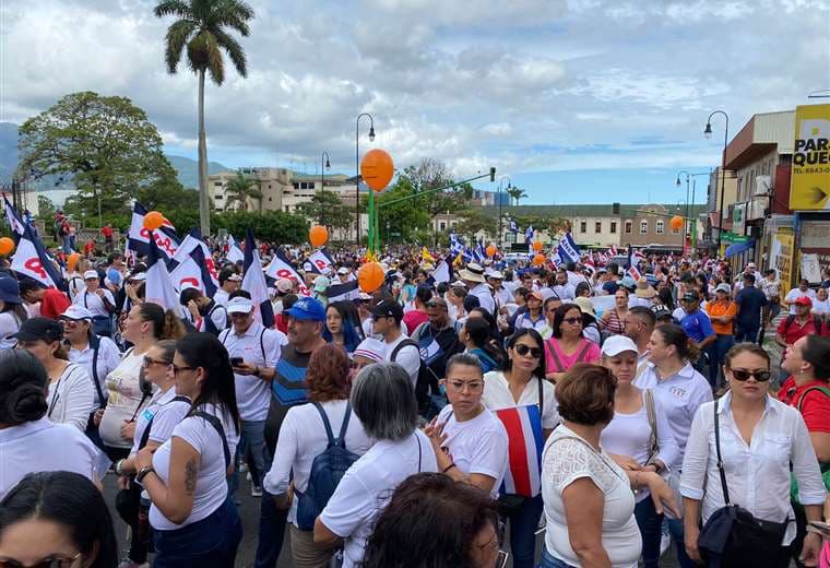 Estudiantes, docentes y sindicatos toman las calles de San José en defensa del FEES