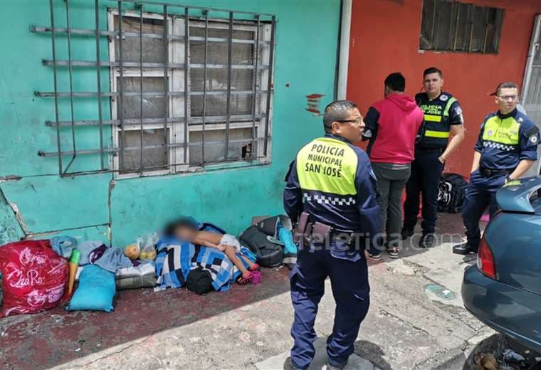 Policía encuentra a niño solo y en pañales durmiendo sobre bultos en San José