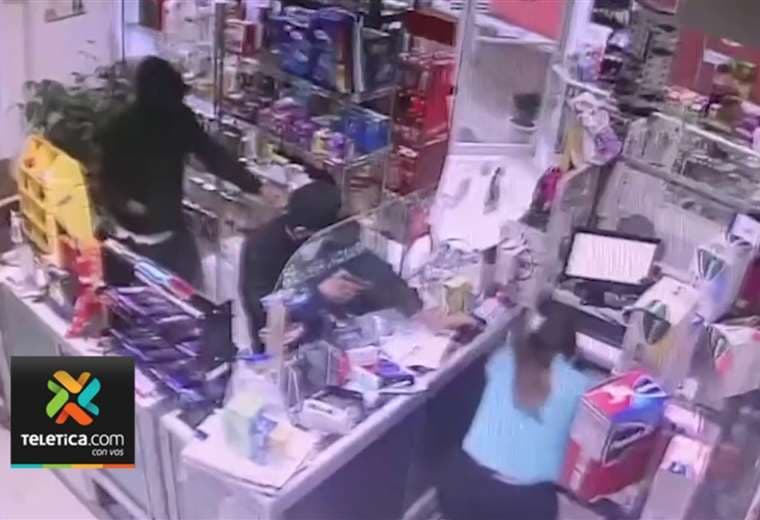Video: Ladrones asaltan farmacia y forcejean con mujer que tenía niña en brazos