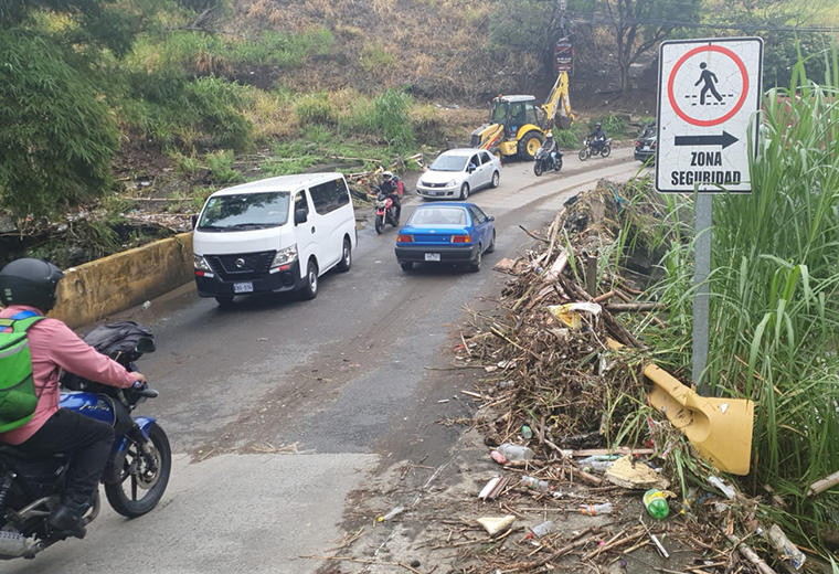 Cierran paso por Bajo Los Ledezma en San José para quitar escombros que dejaron las lluvias