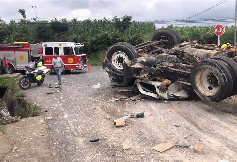 Chofer muere aplastado tras vuelco de vagoneta en Cartago