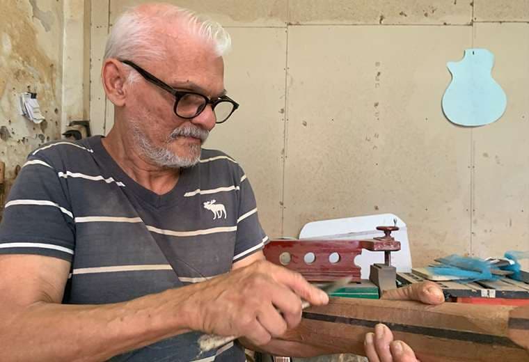 Rodrigo Garro es el último luthier de San José centro