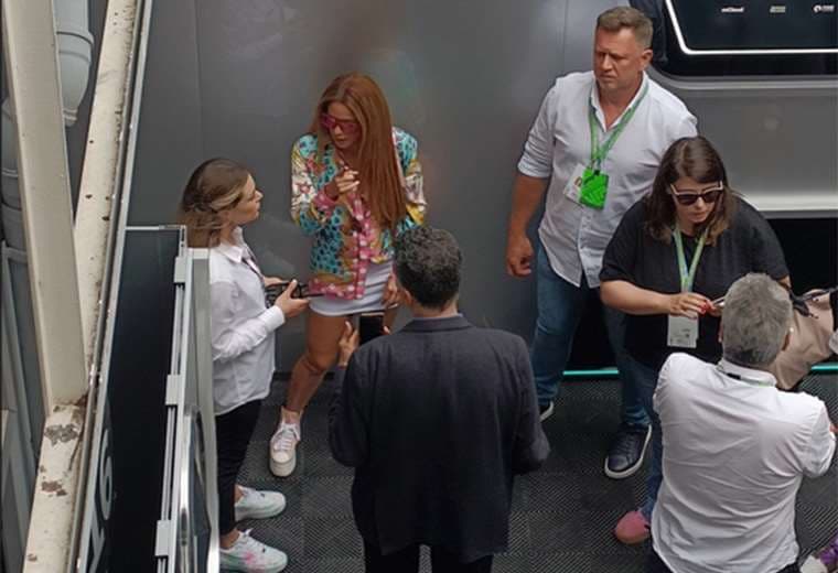 ¿Posible relación? Shakira apoya a Lewis Hamilton desde el palco de Mercedes en el GP de España