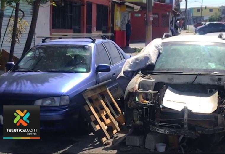 Carros abandonados en San José son removidos con maquinaria