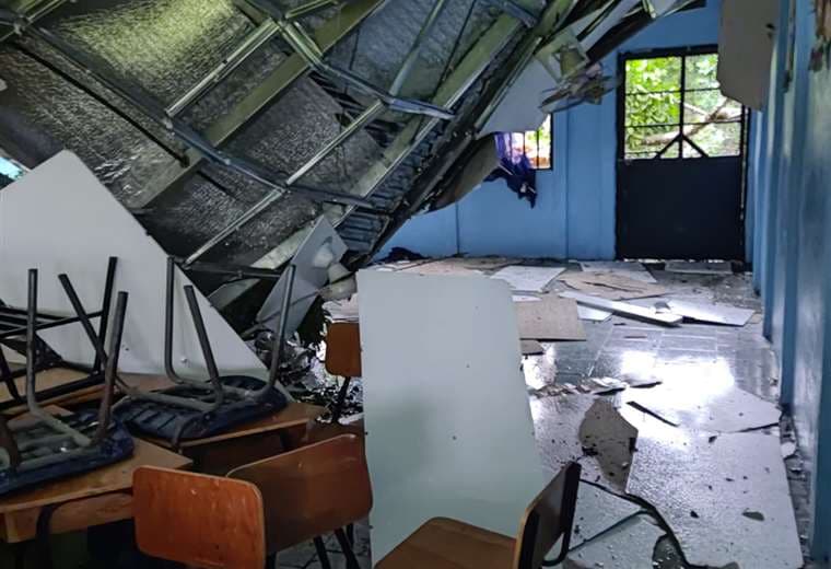 Árbol destruye aula de escuela en Corredores