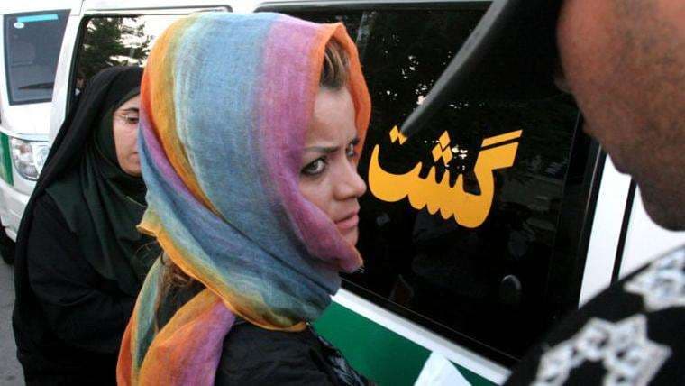 Policía moral de Irán reanudará vigilancia de mujeres para garantizar uso del velo