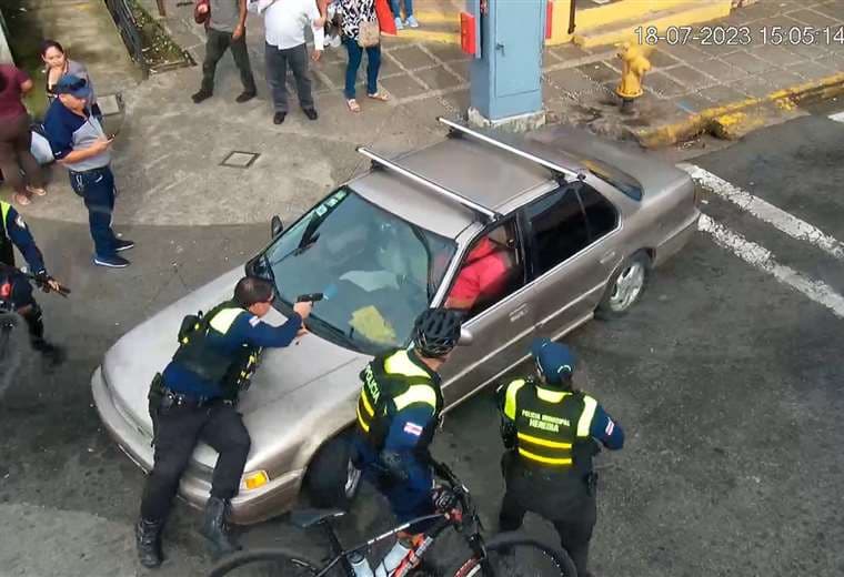 Video: Chofer molesto atropella a policía municipal de Heredia y lo envía al hospital